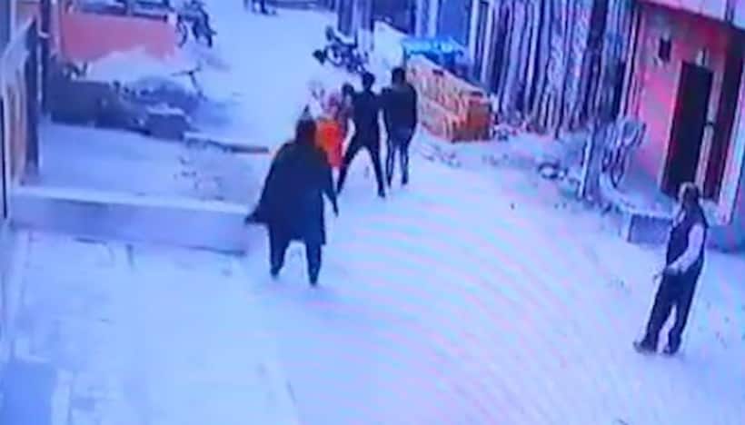 गाड़ी खड़ी करने के लेकर पड़ोसियों में हुई जमकर मारपीट