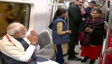मेट्रो से इस्कॉन मंदिर पहुंचे पीएम मोदी, लोगों में मची सेल्फी की होड़