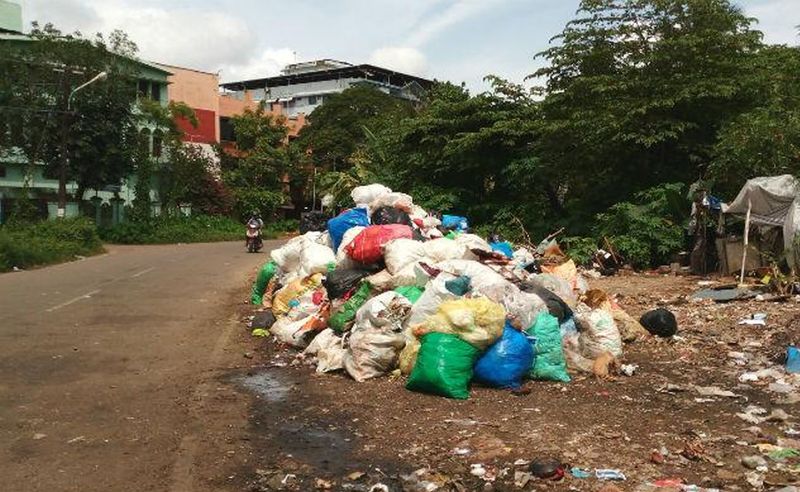 swaccha Sullia team makes man who throw waste on road to pic himself