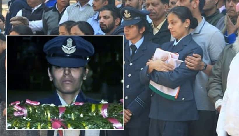 यूनिफॉर्म में सैल्यूट कर पत्नी ने दी स्क्वाड्रन लीडर सिद्धार्थ वशिष्ठ को अंतिम विदाई