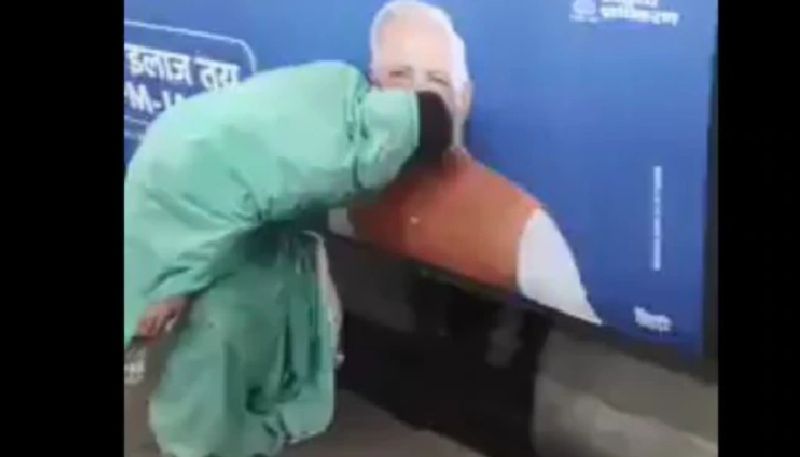 women kissing modi picture goes viral in social media