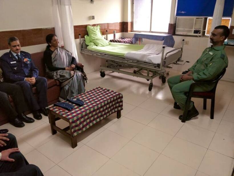 रक्षा मंत्री निर्मला सीतारमण ने की वायुसेना के जांबाज पायलट विंग कमांडर अभिनंदन से मुलाकात