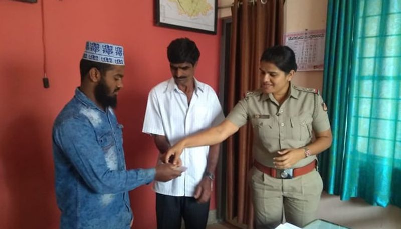 Auto driver returns money found to police at Alduru of Chickmagaluru district