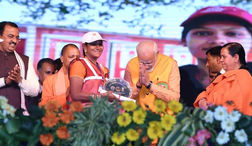 पीएम मोदी ने निजी बचत से 21 लाख रुपये कुंभ मेले के सफाईकर्मियों के फंड में दान दिए