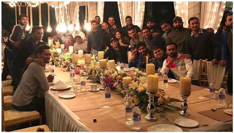 MS Dhoni host dinner for Indian team in home town