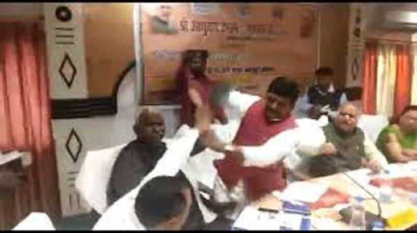 यूपी में भाजपा विधायकों के सांसद बनने की हसरतों से चल रहे हैं जुबानी बाण और जूते