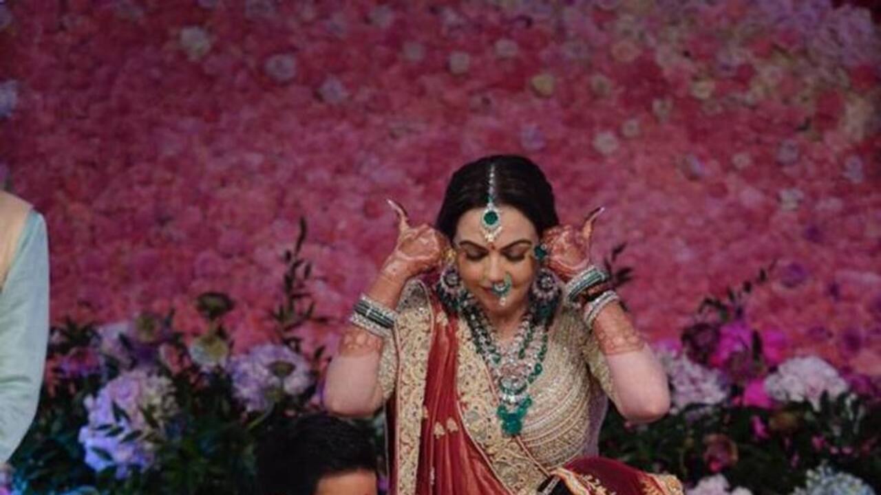 बिजनेसमैन मुकेश अंबानी के बेटे आकाश अंबानी की शादी 9 मार्च को मुंबई में बांद्रा के बीकेसी स्थिति जियो वर्ल्ड सेंटर में आयोजित की गई थी। इस शाही शादी में में देश विदेश से मेहमान पहुंचे। बड़े बिजनेसमैन, व्यापारियों के साथ ही बॉलीवुड के कई सितारों भी शामिल हुए। बिजनेसमैन मुकेश अंबानी के बेटे आकाश अंबानी की शादी 9 मार्च को मुंबई में बांद्रा के बीकेसी स्थिति जियो वर्ल्ड सेंटर में आयोजित की गई थी। इस शाही शादी में में देश विदेश से मेहमान पहुंचे। बड़े बिजनेसमैन, व्यापारियों के साथ ही बॉलीवुड के कई सितारों भी शामिल हुए।