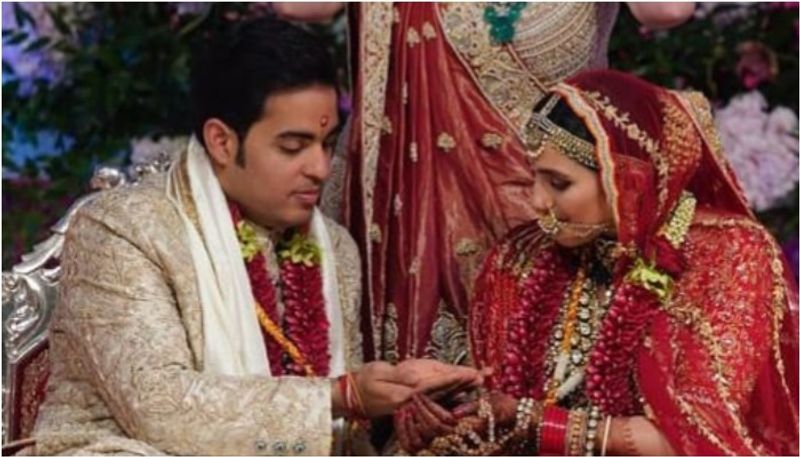 रिलायंस इंडस्ट्रीज के चेयरमैन मुकेश अंबानी के बेटे आकाश अंबानी की शादी हीरा कारोबारी रसेल मेहता की बेटी श्लोका मेहता से हुई थी। रिलायंस इंडस्ट्रीज के चेयरमैन मुकेश अंबानी के बेटे आकाश अंबानी की शादी हीरा कारोबारी रसेल मेहता की बेटी श्लोका मेहता से हुई थी।