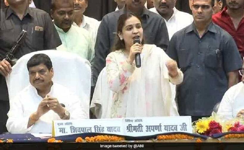 फिर अखिलेश ने मुलायम को दिखाया ठेंगा, क्या बहू करेगी बगावत