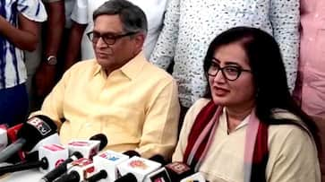 Sumalatha meets SM Krishna seeks blessings Mandya polls