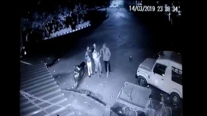 दिल्ली पुलिस का बर्बर चेहरा हफ्ते भर में दूसरी बार फिर सामने आया