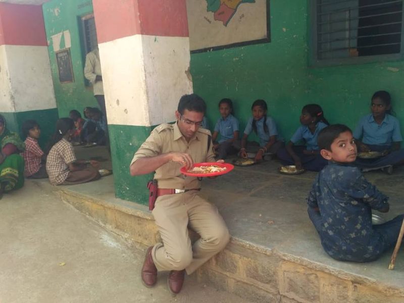 IPS Officer Had Midday Meal With Students In Raichur District