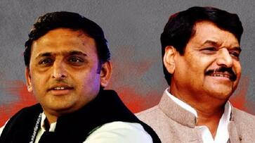 Clash between Yadav family has shown in holi festival, Mulayam not went to shivpal program