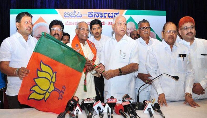 Former Karnataka Minister and senior Congress leader Malaka Reddy  joins BJP