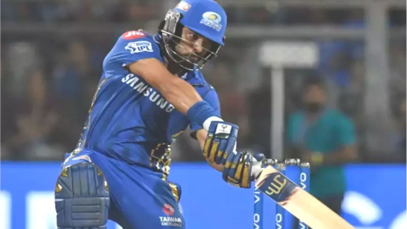 IPL 2019 MI Batsman Yuvraj singh hit hat-trick of sixes against RCB at Bengaluru