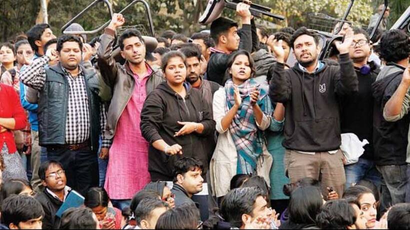 अराजक हुए जेएनयू के छात्र, बवाल के बाद कुलपति की पत्नी से बदसलूकी कर बंधक बनाया