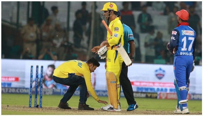 watch fan breach security to touch MS Dhoni at  Feroz Shah Kotla