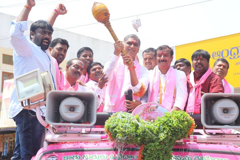 గత ఏడాది డిసెంబర్ 7వ తేదీన తెలంగాణ అసెంబ్లీకి జరిగిన ఎన్నికల్లో టీఆర్ఎస్ 88 అసెంబ్లీ స్థానాల్లో విజయం సాధించింది. ఈ ఎన్నికల్లో కాంగ్రెైస్ పార్టీకి చెందిన కీలకమైన 26 మంది నేతల ఓటమిలో టీఆర్ఎస్ నేత మాజీ మంత్రి హరీష్ రావు కీలకంగా వ్యవహరించారు. గత ఏడాది డిసెంబర్ 7వ తేదీన తెలంగాణ అసెంబ్లీకి జరిగిన ఎన్నికల్లో టీఆర్ఎస్ 88 అసెంబ్లీ స్థానాల్లో విజయం సాధించింది. ఈ ఎన్నికల్లో కాంగ్రెైస్ పార్టీకి చెందిన కీలకమైన 26 మంది నేతల ఓటమిలో టీఆర్ఎస్ నేత మాజీ మంత్రి హరీష్ రావు కీలకంగా వ్యవహరించారు.