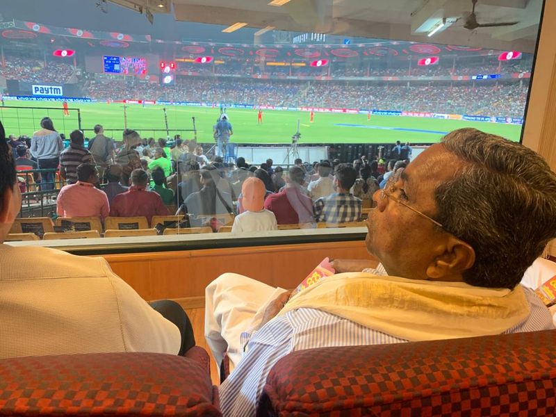 Siddaramaiah finds time to watch RCB vs Mumbai Indians match [Pics]