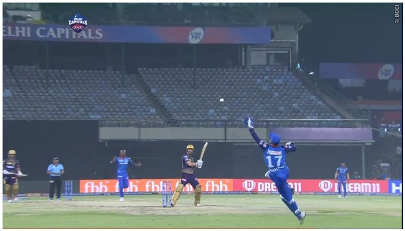 Watch Rishabh Pant one handed stunner