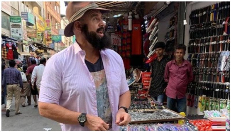 Matthew Hayden goes shopping in Chennai