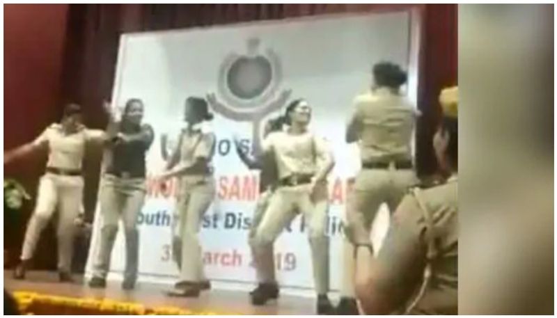 Viral dance of Delhi women police