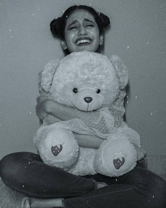 अपनी आंखों के इशारे से रातों-रात लाखों लोगों को अपना फैंस बनाने वाली मलयालम एक्‍ट्रेस प्रिया प्रकाश वारियर इंटरनेट पर अपनी तस्वीरों को लेकर अक्सर छाई रहती हैं।