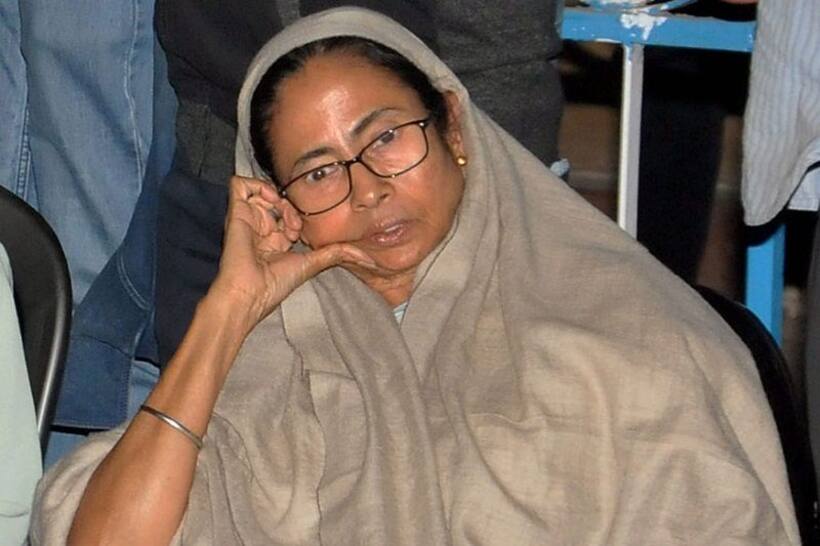 ममता को दिया चुनाव आयोग ने झटका, करीबी अफसरों को किया चुनाव से दूर