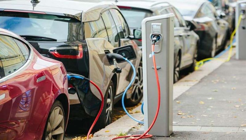 Electric vehicle buyers wil get 1 lakh rupees subsidy from Maharashtra government