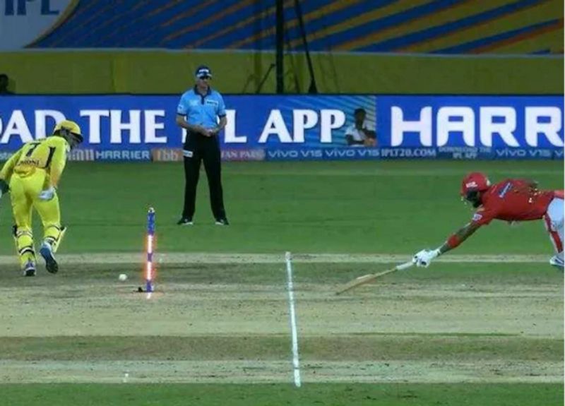 MS Dhoni Gets Unlucky With No Look Throw