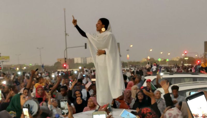 picture of sudani woman singing in street gets huge acceptence over social media