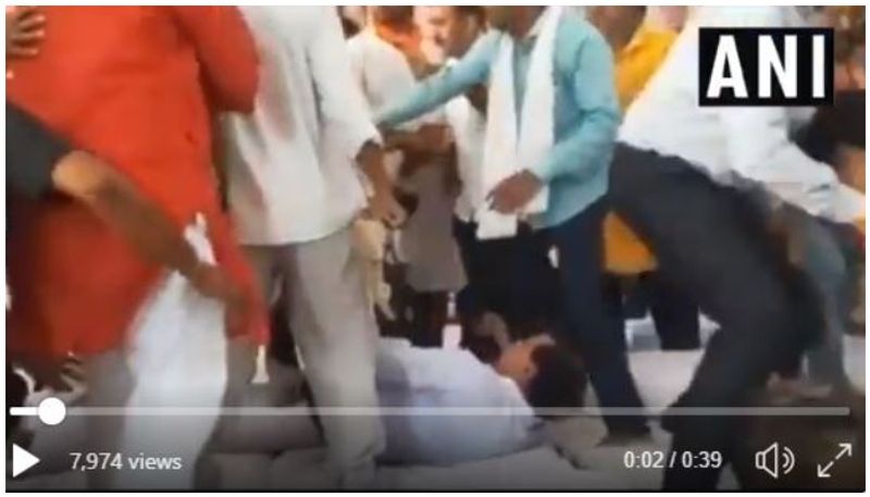 BJP workers attack themselves in ministry program at maharashtra