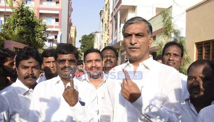 గత ఏడాది డిసెంబర్ 7వ తేదీన జరిగిన అసెంబ్లీ ఎన్నికల్లో టీఆర్ఎస్ ఘన విజయం సాధించింది. కాంగ్రెస్ పార్టీకి చెందిన ఉద్దండులైన నేతలు అసెంబ్లీ ఎన్నికల్లో ఓటమి పాలు కావడంలో  హరీష్ రావు కీలకంగా వ్యవహరించారు. కాంగ్రెస్ పార్టీకి చెందిన కీలక నేతలు ఓడిపోవడంలో హరీష్ వ్యూహం ఫలించింది.