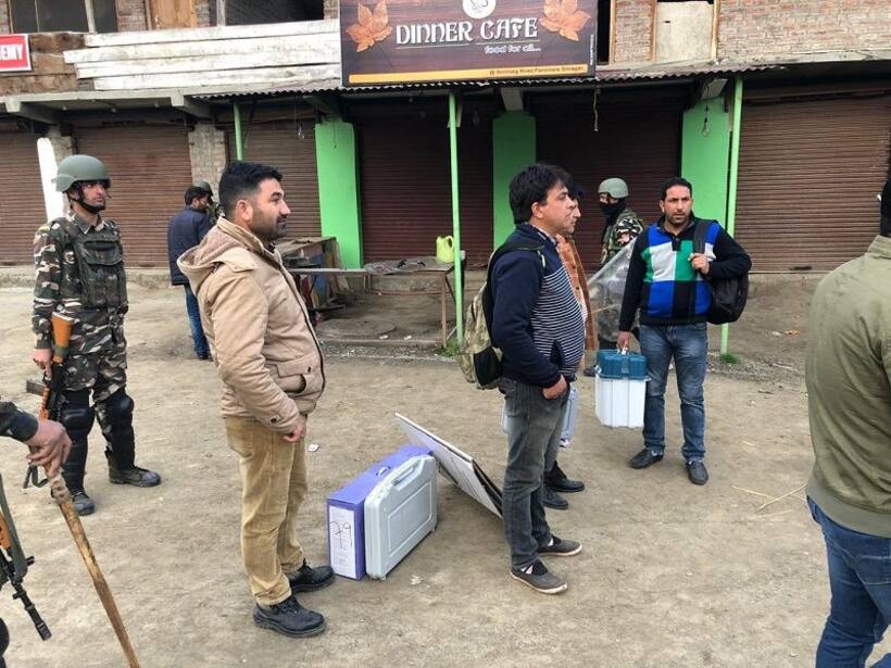 कश्मीर में भी दिखा मतदान को लेकर उत्साह, तस्वीरों से देखें कैसे हो रहा है आतंक का विरोध