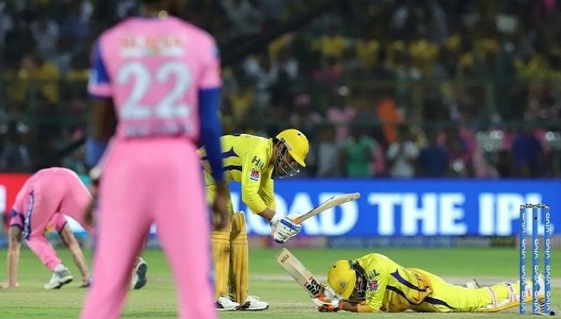 IPL 2019 MS Dhoni hit ravindra jadeja on head with his bat video viral