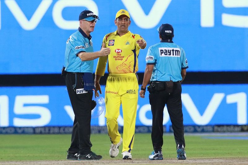 Virender Sehwag criticize MS Dhoni for controversial umpire chat