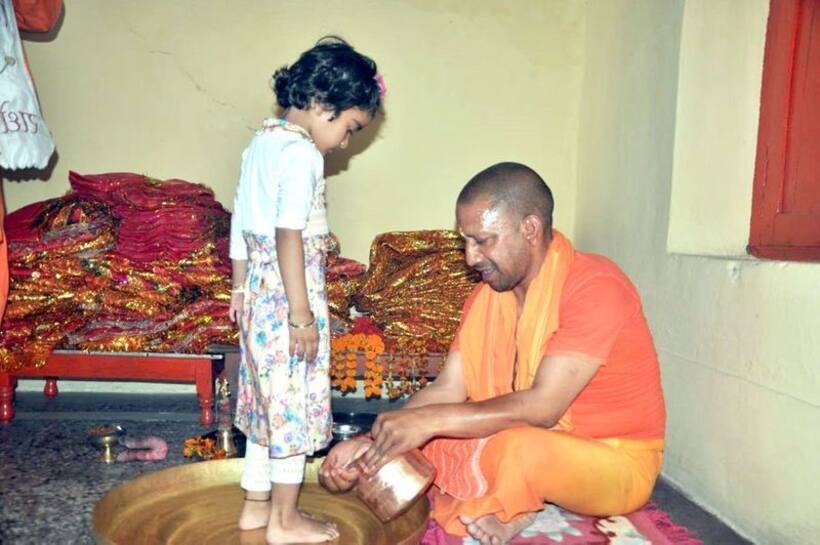 यूपी के सीएम योगी आदित्यनाथ ने गोरखपुर में किया कन्या पूजन