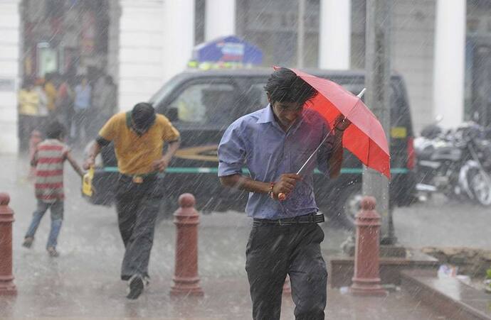 নাগারে বৃষ্টির জেরে ভেঙে পড়ল দ্বিতল বাড়ি, ঘটনায় মৃত কমপক্ষে তিনজন 