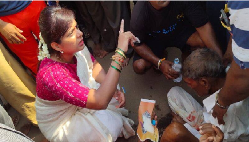 Veena Kashappanavar shows Humanity By Helping the old person at bagalkot