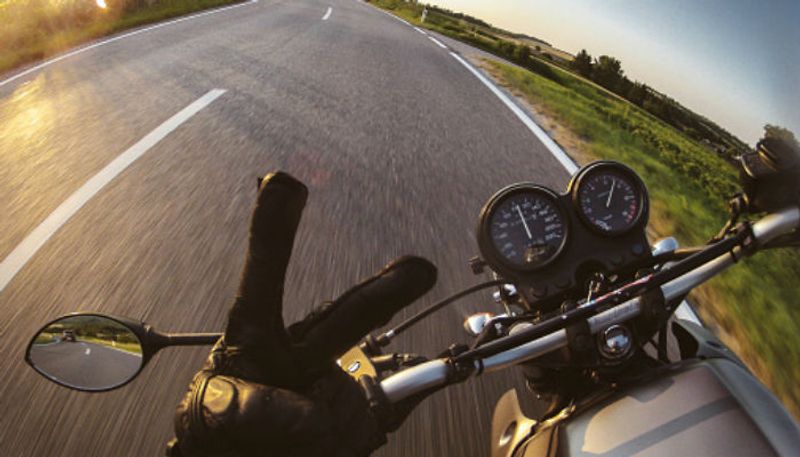 Biker touches almost 300 kmph during Bengaluru lockdown, arrested for over speeding (Watch)