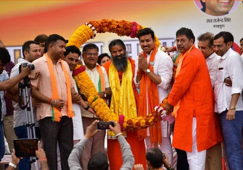 चुनावी रैली में रामदेव ने गिनाई 5 बातें, कहा इसलिए सुरक्षित है मोदी के हाथ में देश