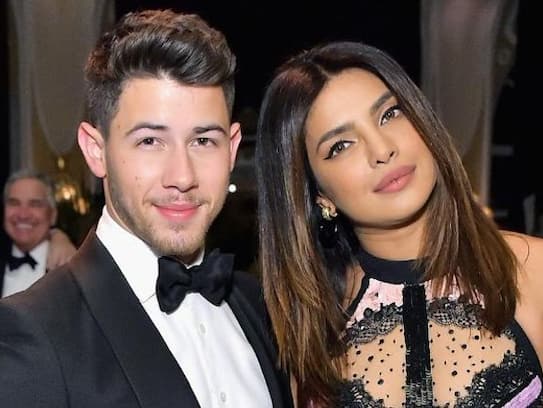Nick jonas save priyanka chopra from falling down from BAR stairs