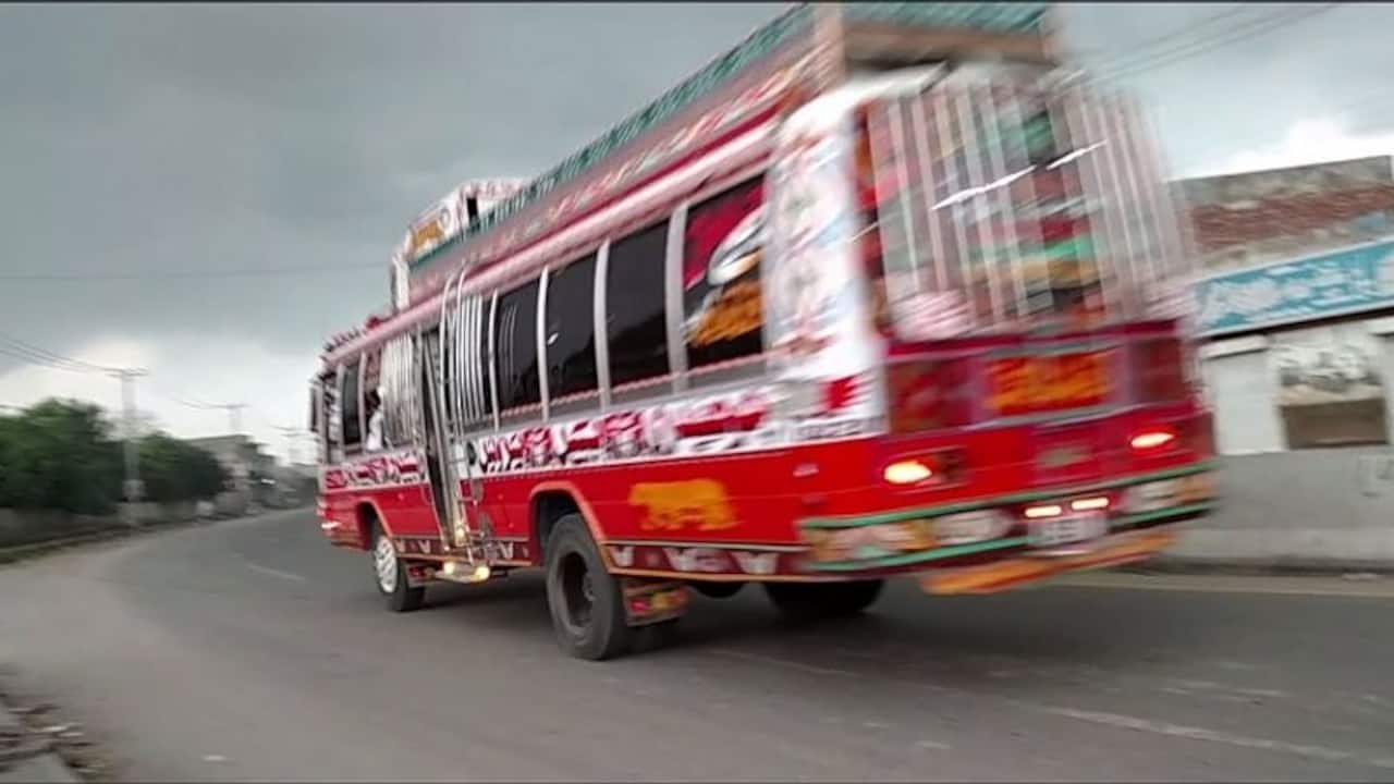 पाक में फिर नरसंहार: बस से उतारकर 16 यात्रियों को होटल में मारी गोली