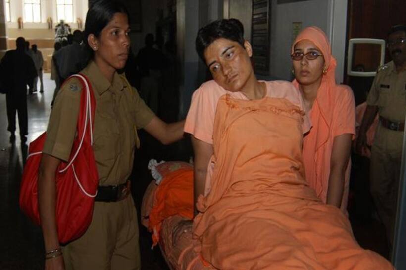 EC issues notice to Sadhvi Pragya for 'curse' comment on Hemant Karkare