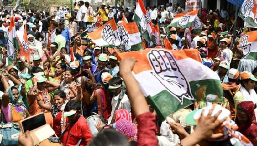 టిక్కెట్ల కేటాయింపులో ప్రాధాన్యత ఇవ్వాలి: న్యూఢిల్లీలో  ఓయూ విద్యార్థి సంఘం నేతల ఆందోళన