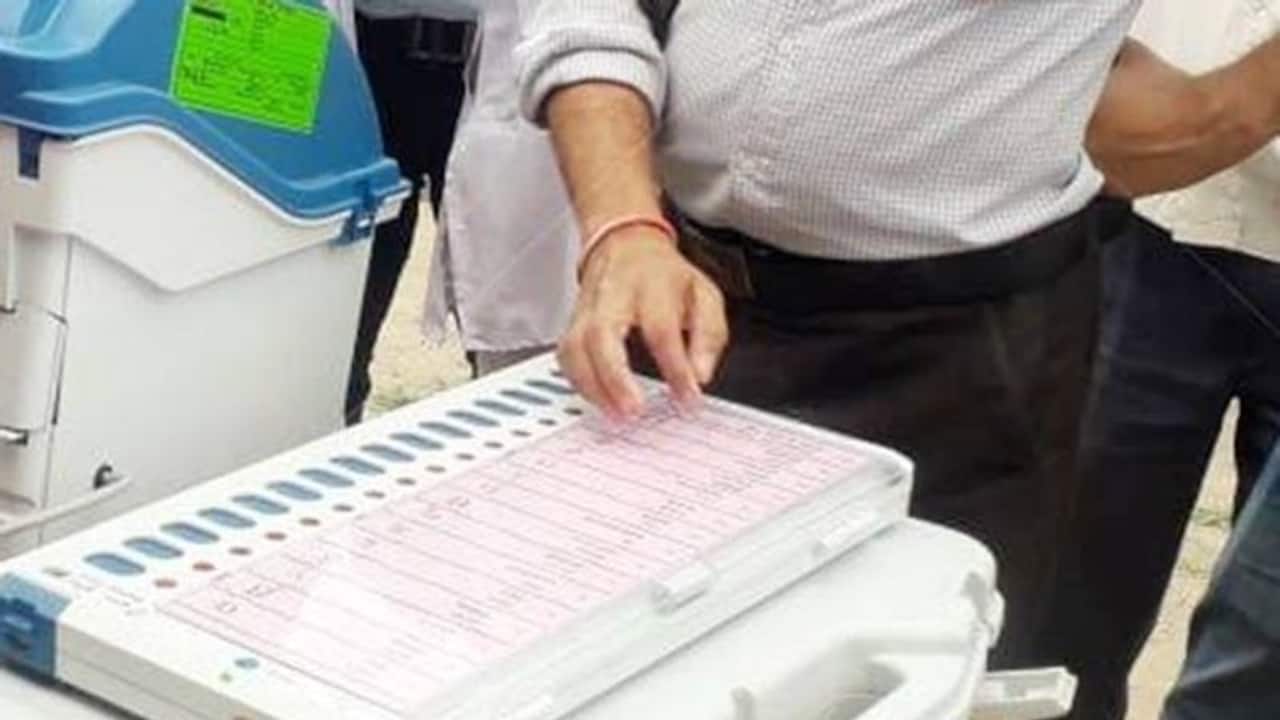 आजमगढ़ में ईवीएम से छेड़छाड़ की फर्जी पोस्ट करने वाला गिरफ्तार