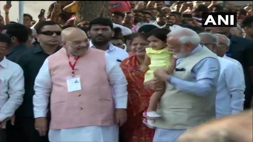 पीएम नरेन्द्र मोदी ने गांधीनगर में डाला वोट, पहले लिया मां का आर्शीवाद