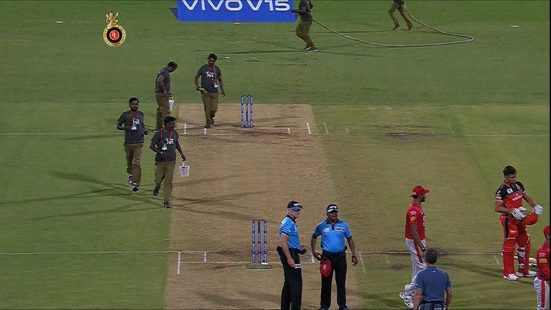 lost ball create huge confusion during RCB vs KXIP match at bengaluru