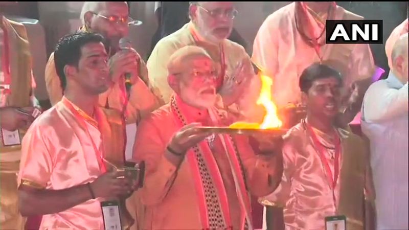 Prime Minister Narendra Modi Performs Aarti at Dashashwamedh Ghat