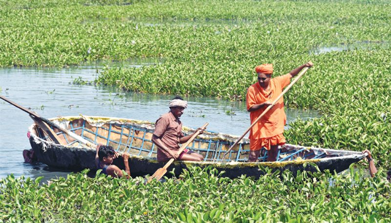 Gavisiddeshwara Swamiji Involves in lake Cleaning Work